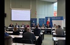 Uczestnicy panelu dyskusyjnego i słuchacze