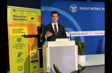 Patryk Gawłowski przedstawiciel firmy EHS VR wygłasza referat