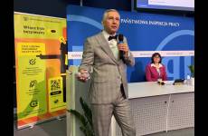 Arkadiusz Dybek - starszy inspektor pracy główny specjalista w Okręgowym Inspektoracie Pracy we Wrocławiu wygłasza referat