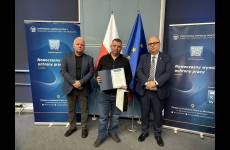 Okręgowy Inspektor Pracy we Wrocławiu Andrzej Pogórski, starszy inspektor pracy - specjalista Tadeusz Szczęch oraz przedstawiciel firmy, który ukończył program Zdobądź Dyplom PIP 