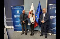 Okręgowy Inspektor Pracy we Wrocławiu Andrzej Pogórski, starszy inspektor pracy - specjalista Tadeusz Szczęch oraz przedstawicielka firmy, która ukończyła program Zdobądź Dyplom PIP