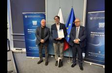 Okręgowy Inspektor Pracy we Wrocławiu Andrzej Pogórski, starszy inspektor pracy - specjalista Tadeusz Szczęch oraz przedstawiciel firmy, który ukończył program Zdobądź Dyplom PIP