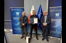 Okręgowy Inspektor Pracy we Wrocławiu Andrzej Pogórski, starszy inspektor pracy - specjalista Tadeusz Szczęch oraz przedstawiciel firmy, który ukończył program Zdobądź Dyplom PIP