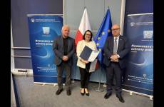 Okręgowy Inspektor Pracy we Wrocławiu Andrzej Pogórski, starszy inspektor pracy - specjalista Tadeusz Szczęch oraz przedstawicielka firmy, która ukończyła program Zdobądź Dyplom PIP