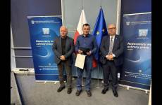 Okręgowy Inspektor Pracy we Wrocławiu Andrzej Pogórski, starszy inspektor pracy - specjalista Tadeusz Szczęch oraz przedstawiciel firmy, który ukończył program Zdobądź Dyplom PIP