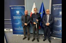 Okręgowy Inspektor Pracy we Wrocławiu Andrzej Pogórski, starszy inspektor pracy - specjalista Tadeusz Szczęch oraz przedstawiciel firmy, który ukończył program Zdobądź Dyplom PIP