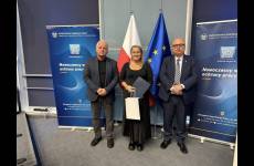 Okręgowy Inspektor Pracy we Wrocławiu Andrzej Pogórski, starszy inspektor pracy - specjalista Tadeusz Szczęch oraz przedstawicielka firmy, która ukończyła program Zdobądź Dyplom PIP