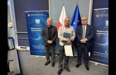 Okręgowy Inspektor Pracy we Wrocławiu Andrzej Pogórski, starszy inspektor pracy - specjalista Tadeusz Szczęch oraz przedstawiciel firmy, który ukończył program Zdobądź Dyplom PIP