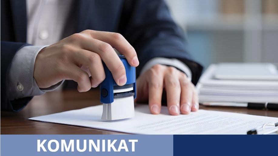 Ręka przybijająca pieczątkę na dokumencie