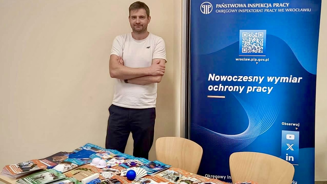Pracownik Okręgowego Inspektoratu Pracy we Wrocławiu na stoisku poradniczym