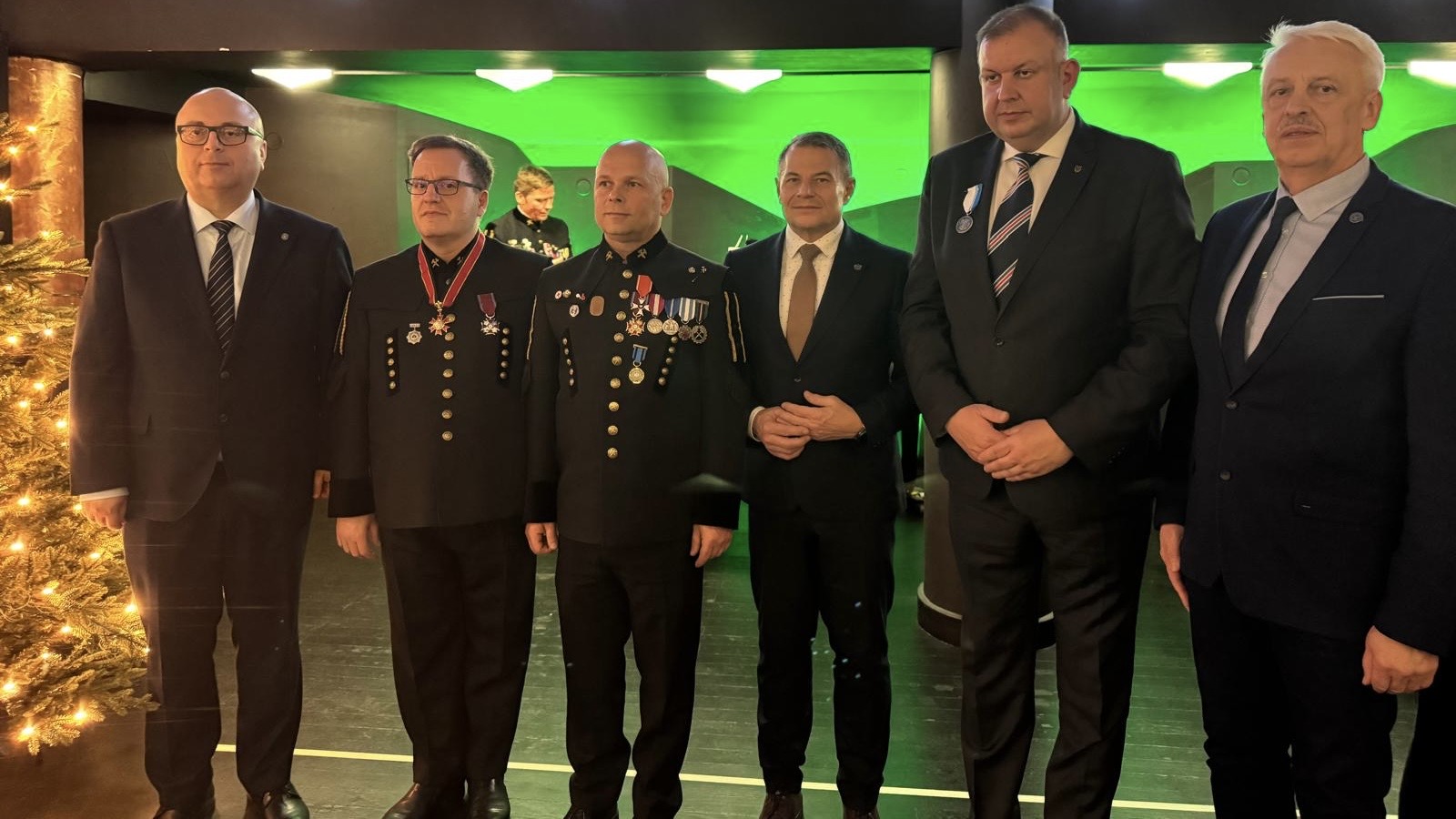 Sześcioro uczestników uroczystości na wspólnym zdjęciu