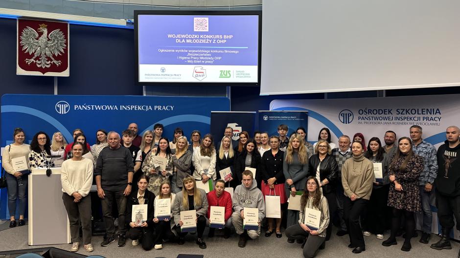Uczestnicy konkursu wraz z przedstawicielami Okręgowego Inspektoratu Pracy we Wrocławiu oraz Dolnośląskiej Wojewódzkiej Komendy Ochotniczych Hufców Pracy