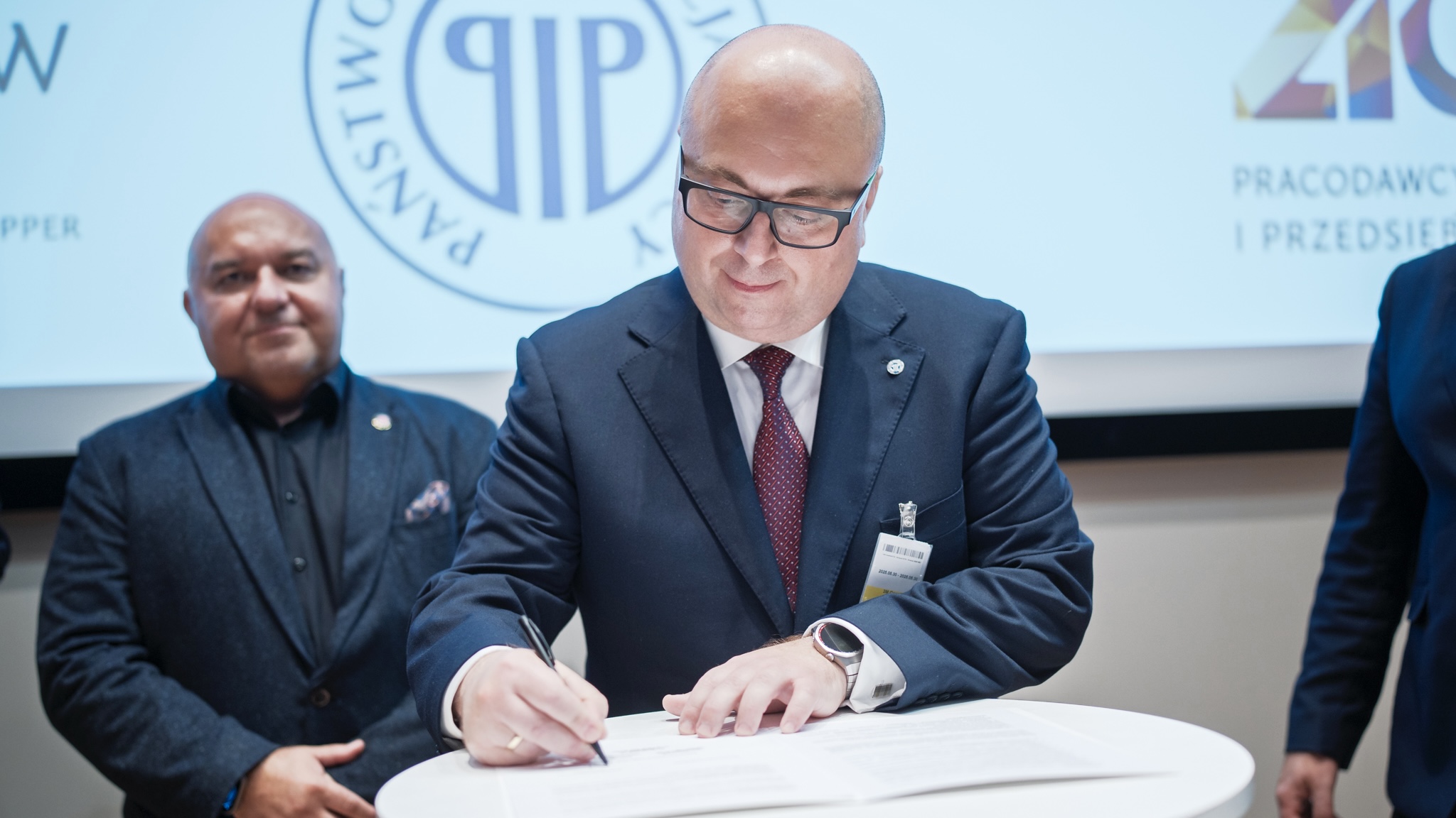 Okręgowy Inspektor Pracy we Wrocławiu podpisujący porozumienie