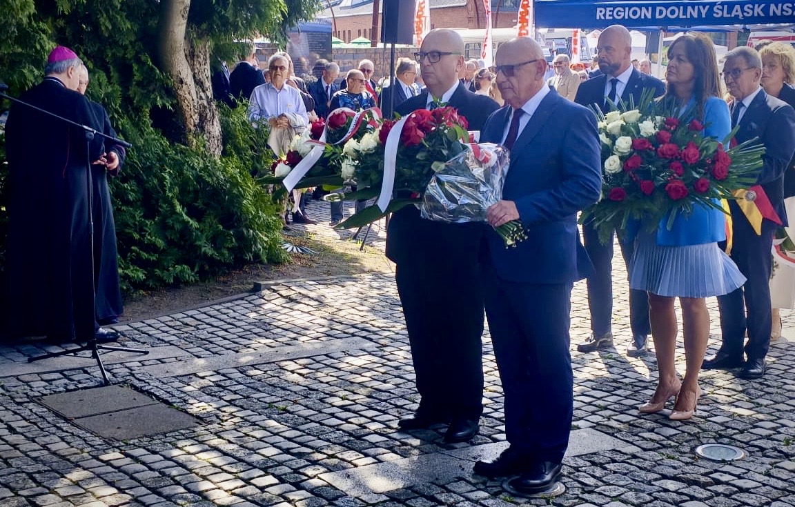Główny Inspektor Pracy wraz z Okręgowym Inspektorem Pracy we Wrocławiu składają kwiaty