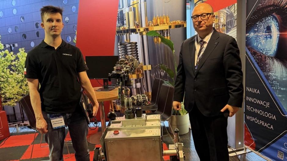 Okręgowy Inspektor Pracy we Wrocławiu Andrzej Pogórski stoi na stoisku wystawcy