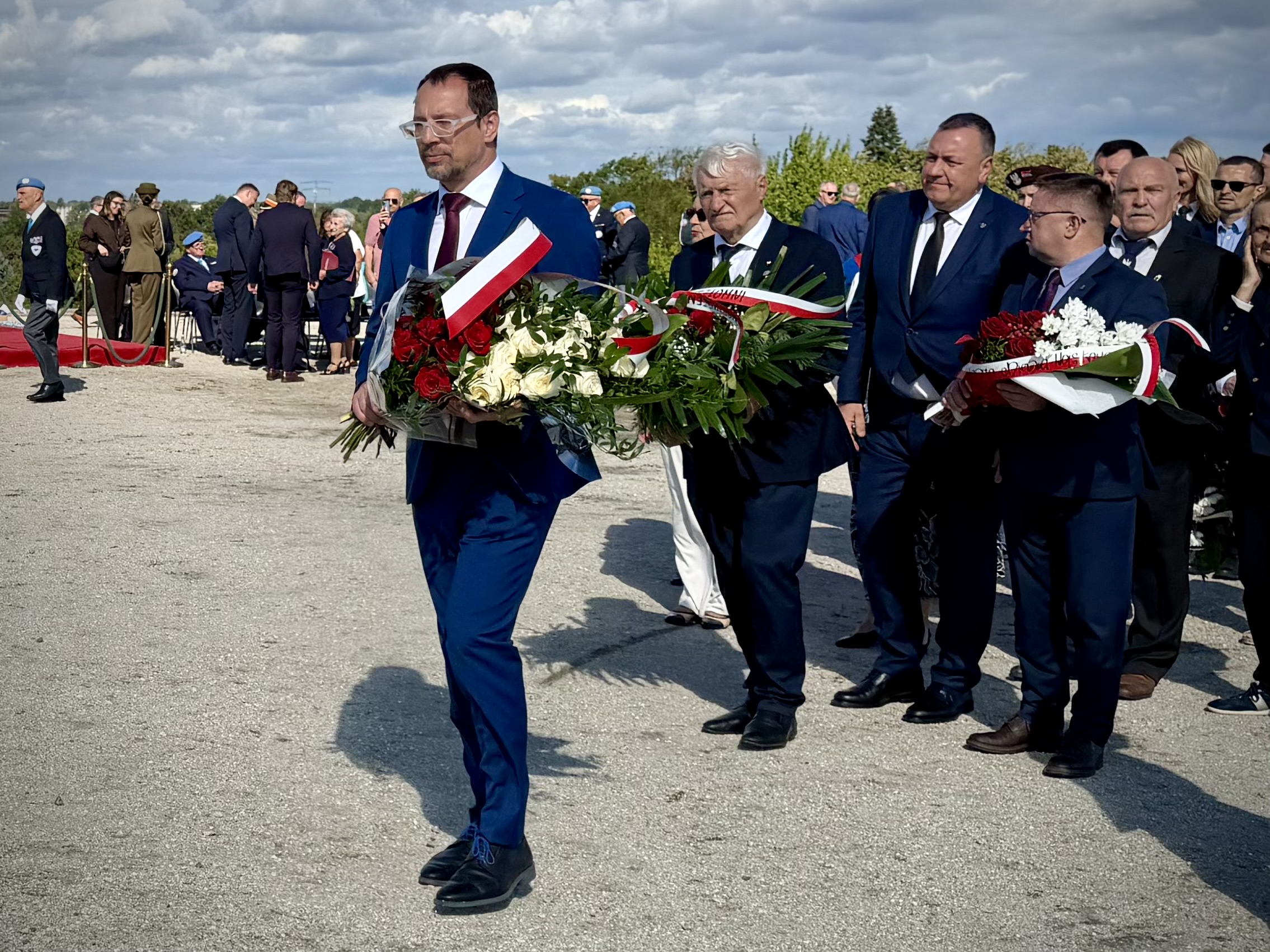 Zastępca Okręgowego Inspektora Pracy ds. Nadzoru Daniel Zajda składa kwiaty